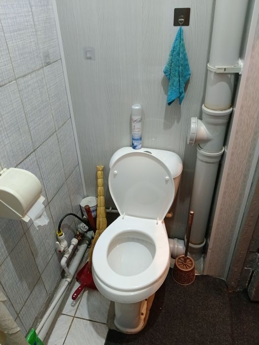 СРОЧНО ПРОДАЕТСЯ 1 ком. Кв.. г. Чирчик в ценр поз. кафе " Октепа лаваш