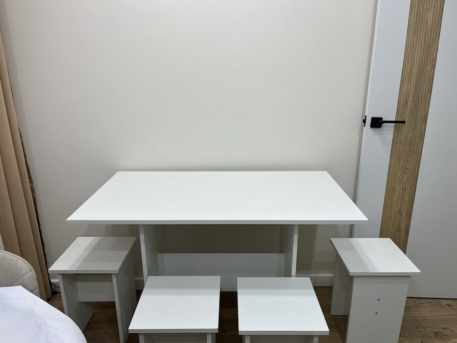 Стол и табуретки для вас!