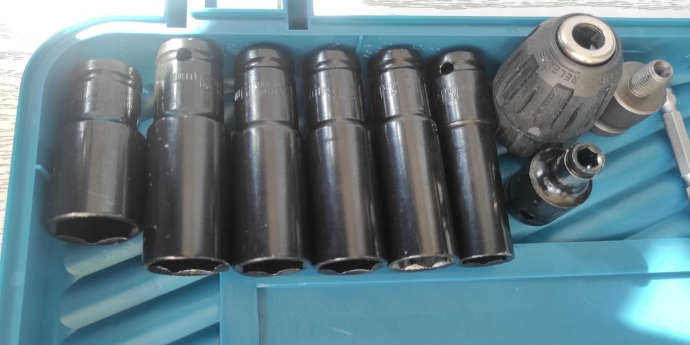 1000Nm Безчетков  ударен Гаиковерт- комплет с накраиници и две батерии