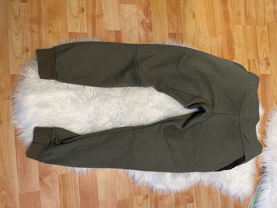 Pantaloni tech verzi