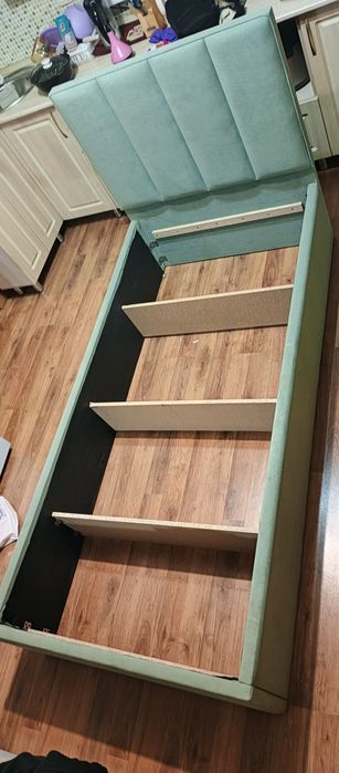 Кровать односпальная.