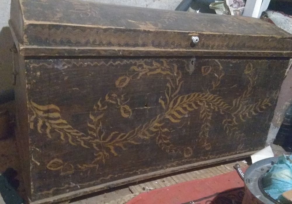 Старинен дървен сандък с инкрустация