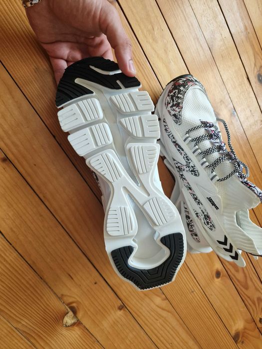 Продава нови обувки.