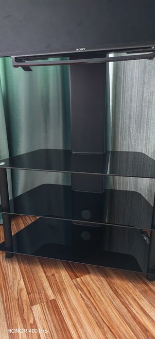 Стеклянная тумба для телевизора.