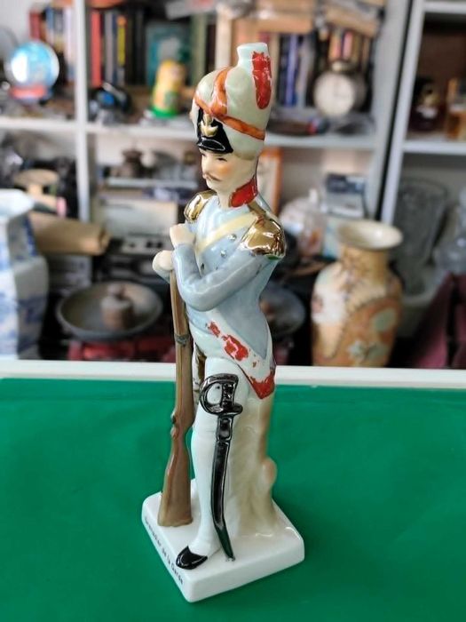 Порцеланова статуетка на войник