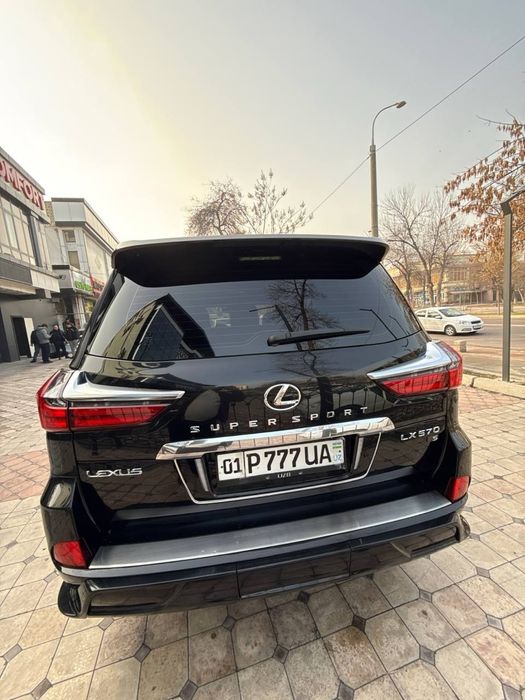 Lexus XL570  rangi qora