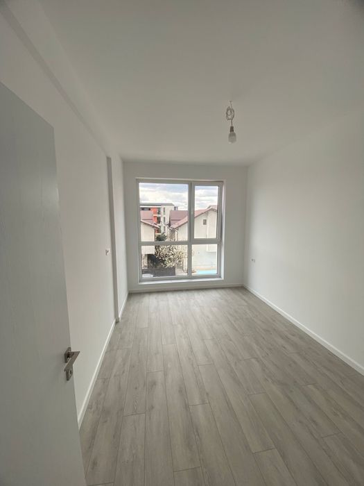 Apartament cu 3 camere+ loc de parcare.