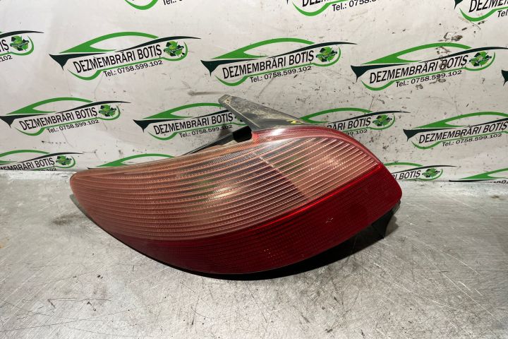 Lampa / Tripla stop dreapta pe hayon Renault Clio a 2-a generatie