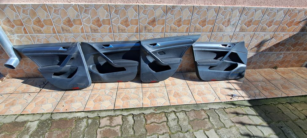 Fete usi VW Golf 7 hatchback auto cu volan normal pe stanga.