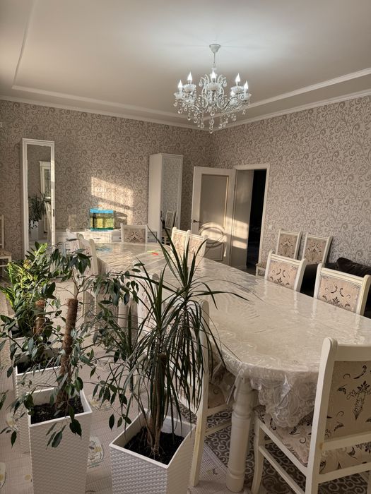 Горка, стол и стулья для гостинной