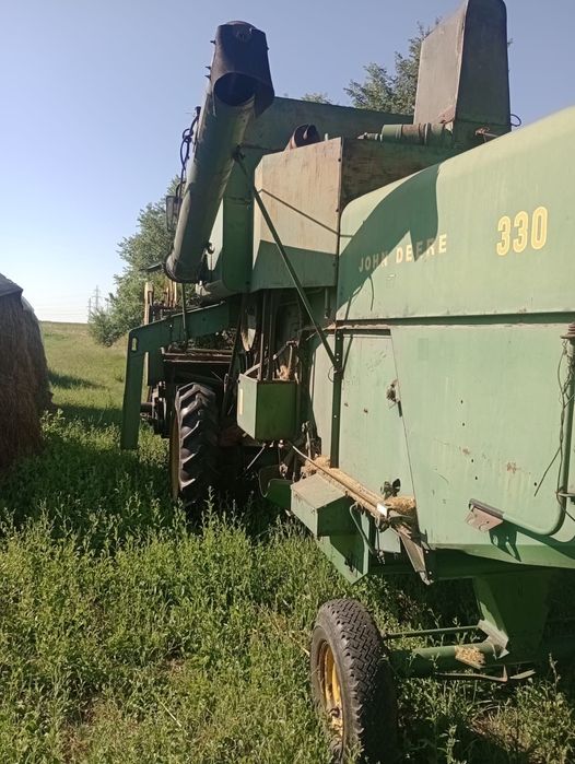 Combină John Deere 330