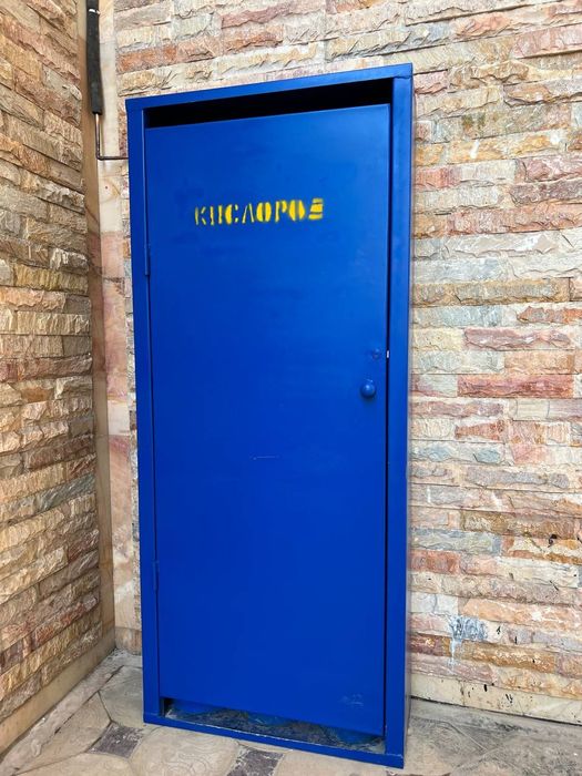 Кислородный шкаф для кислородных баллонов с разрядной рампой и без.