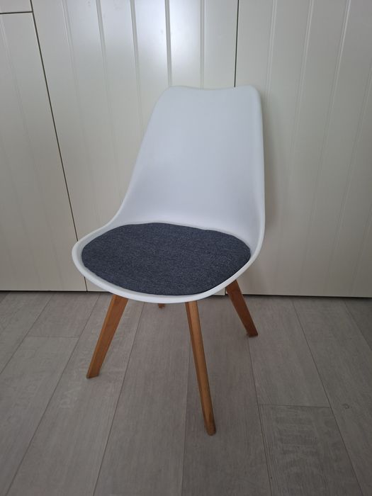 Scaun ikea cu picioare de lemn