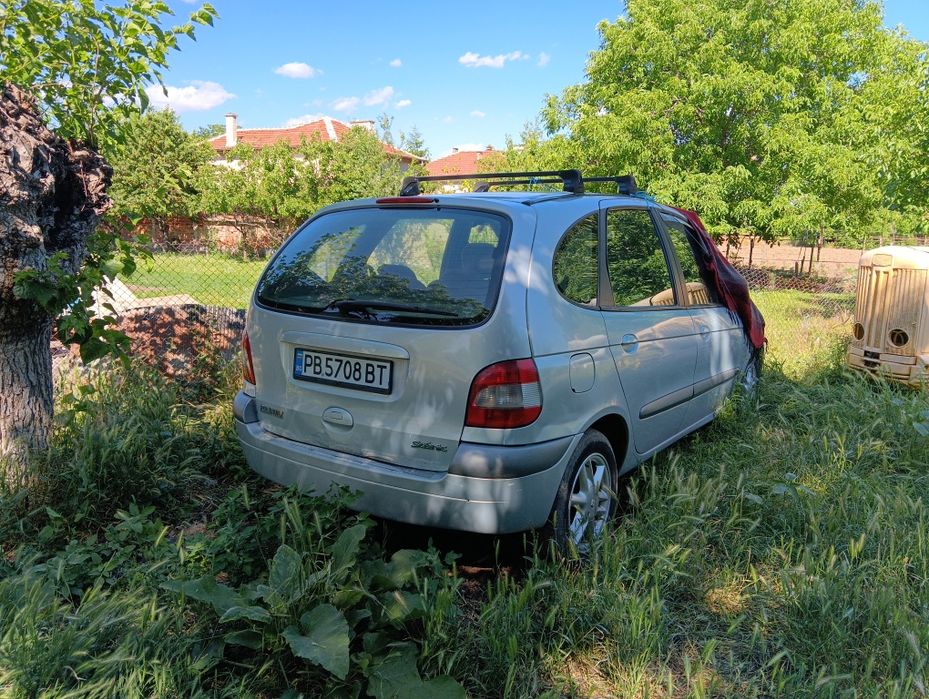 Продавам Рено Меган Сценик