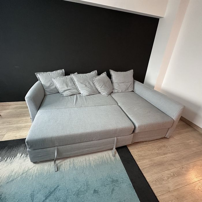 Canapea colțar extensibilă IKEA, gri deschis, cu șezlong și perne