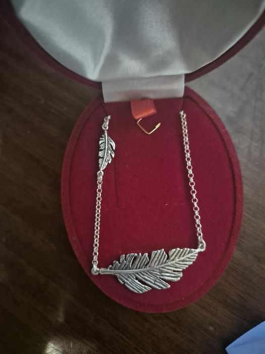 Продавам сребърно колие