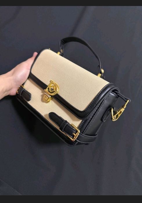 сумка имеется ремешок