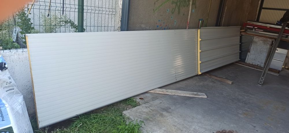 Vând panouri sandwich rămase de la un garaj