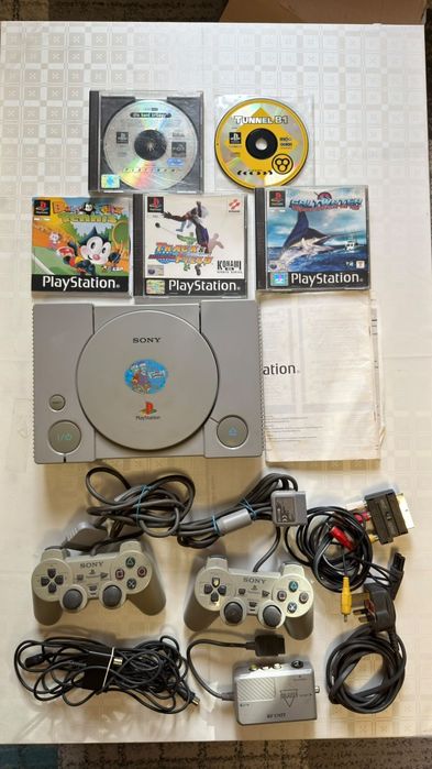 Consola PlayStation 1 cu 2 manete. 5 jocuri.