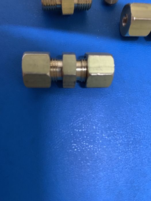 Соеденитель тормозной трубки  универсальный.