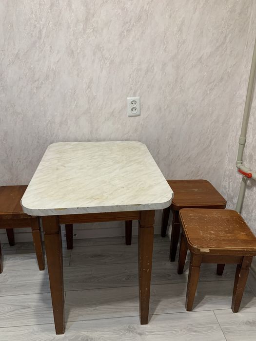 Продам стол и стулья