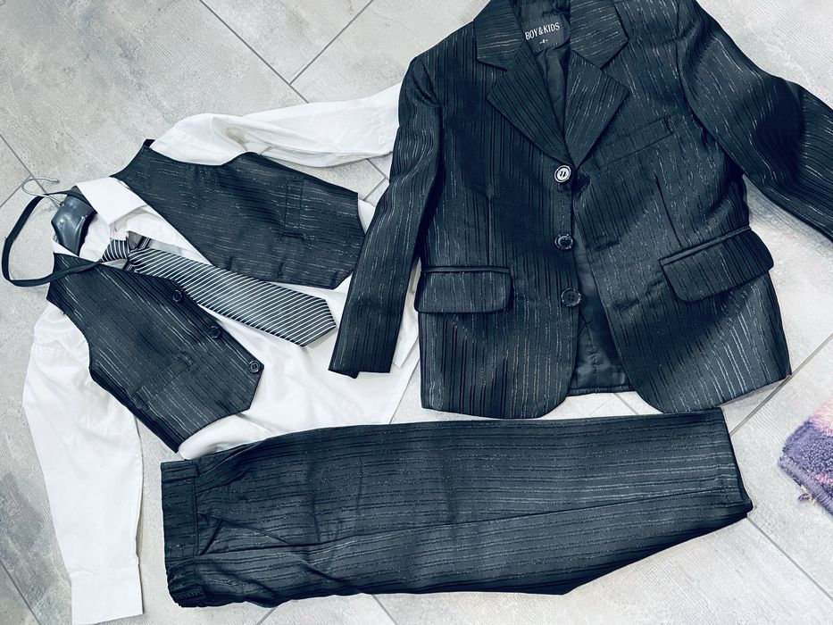 Елегантен Детски Костюм от 5 части - 4г.