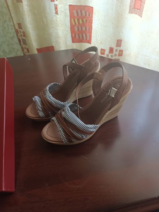 Продам босоножки новые