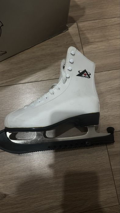 Продам коньки фигурные