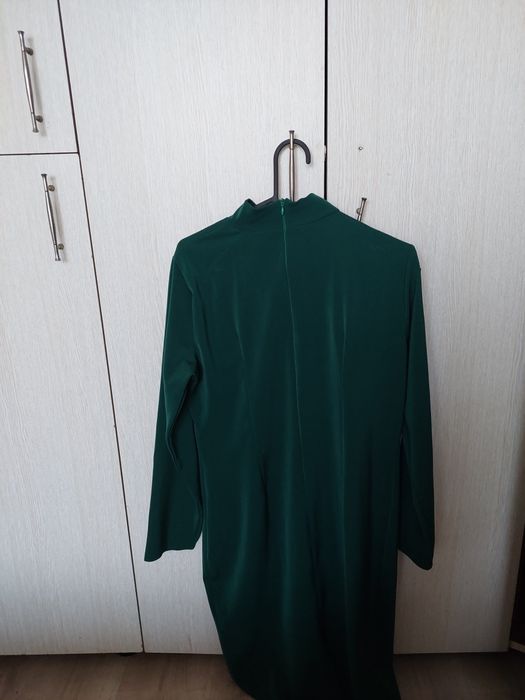 Vând rochie elegantă culoare verde smarald, cu fundă statement la gât,