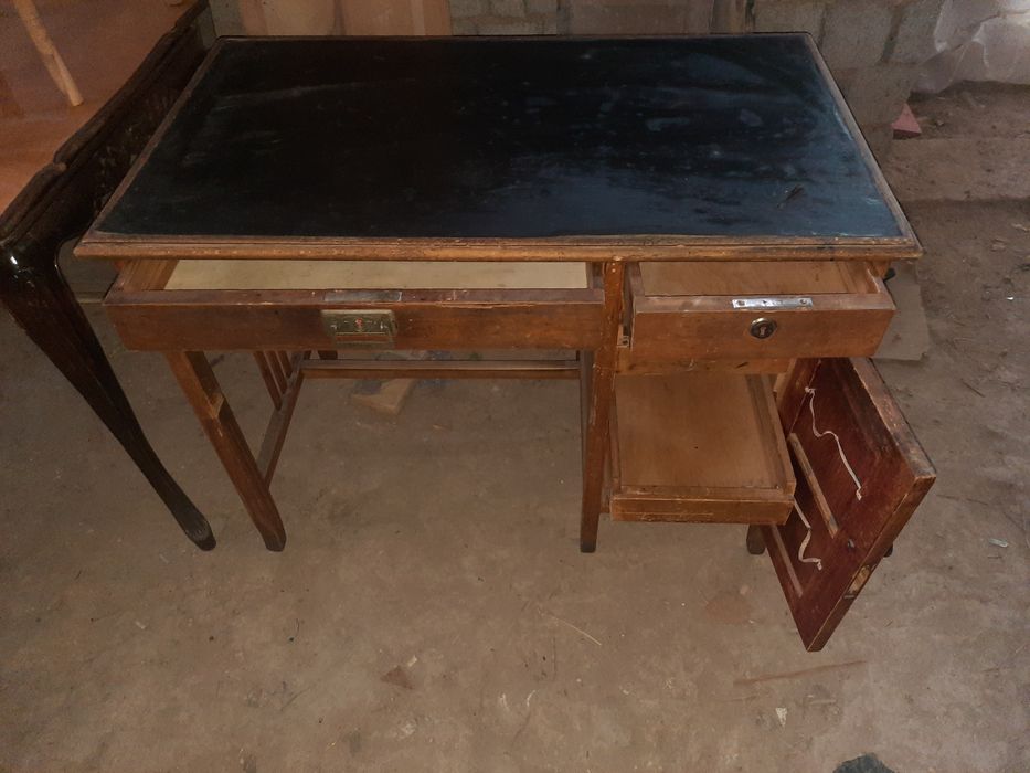 Продается антикварные столики.