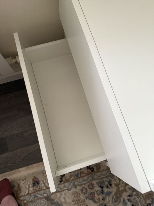 Шкаф с полками для одежды