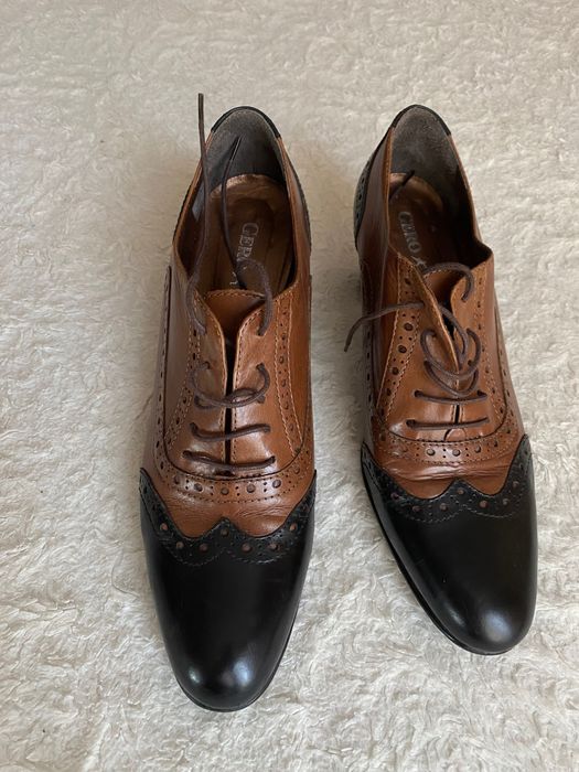 Дамски обувки с нисък ток и връзки