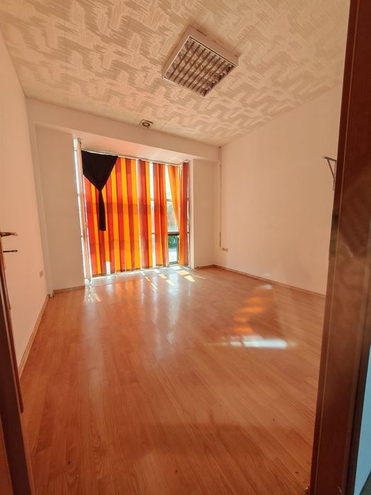 Vănd ieftin sau închiriez spațiu comercial (showroom) numai 199000€