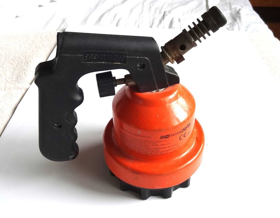 Компактна газова горелка. Работи с еднократна газова бутилка от 190 г.