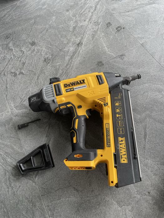 Vand pistol batut cuie DeWalt