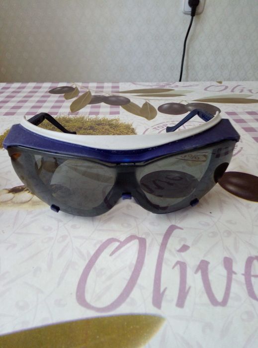 Затемнённые очки с защитой.