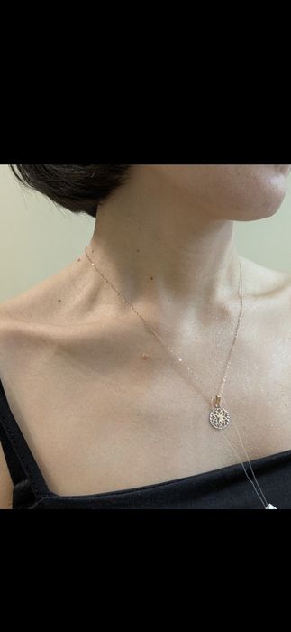 Золотые цепочки и кулоны с бриллиантами