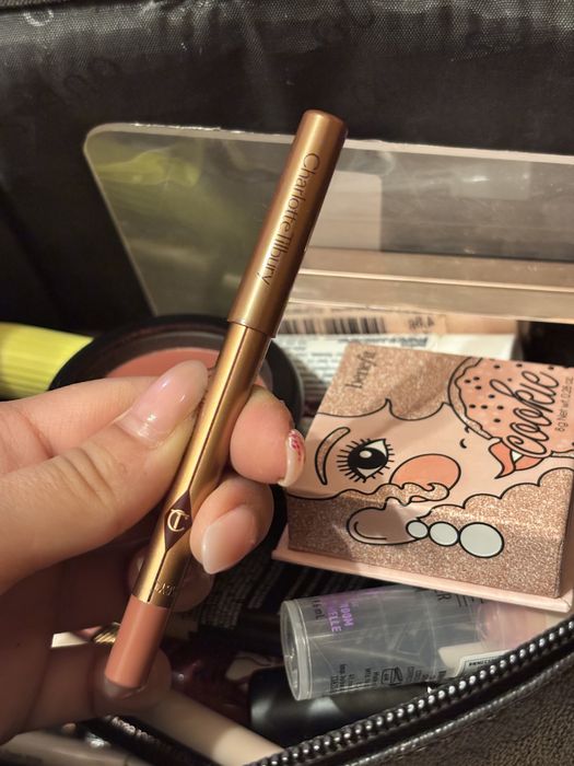 молив за устни на Charlotte Tilbury