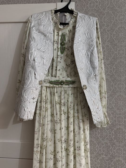 Продам платье с  кажекей  новое