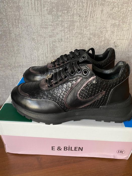 Продам новые кроссовки