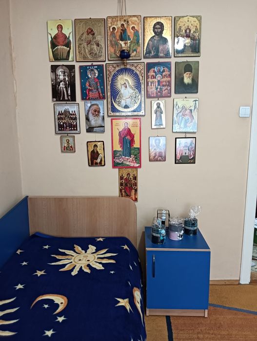 Vând apartament cu 3 camere  în Beiuș central