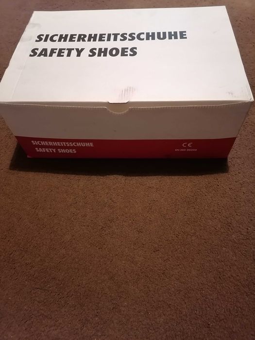 Чисто нови работни обувки