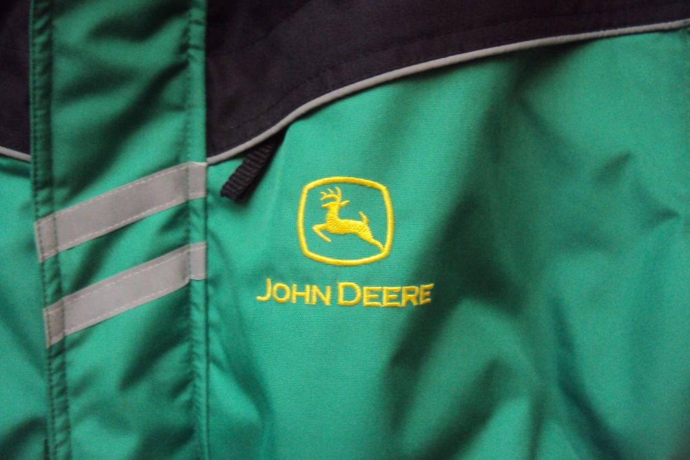 Яке "John Deere"