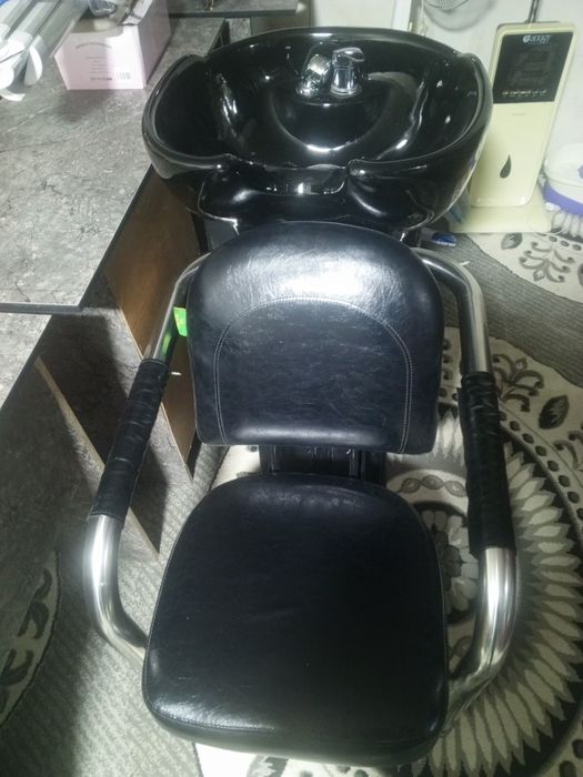 Мойка,кресло,столы,зеркало для парикмахера