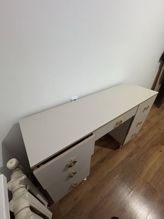 Дамский столик для спальни