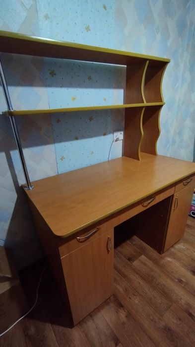 Парта, стол с полками