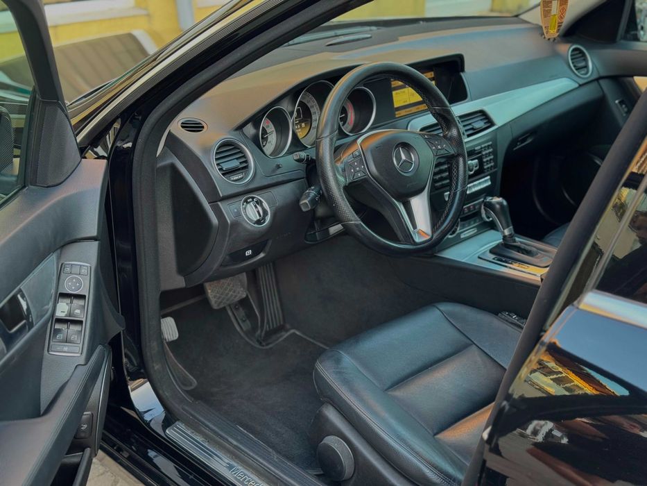 Mercedes-Benz C220 Avantgarde 170 CP 2012 Automată Distronic Plus