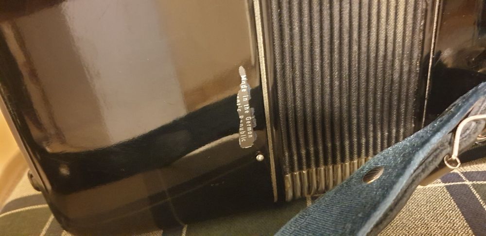 Acordeon  /  72  basi  /