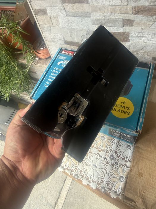 Акумулаторният прободен трион (зеге) Makita