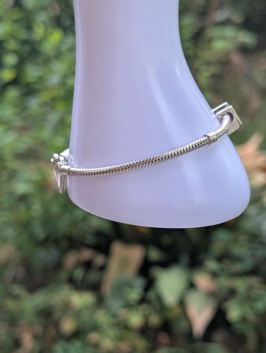 Veche bratara din argint de 925 cu lant tip clasic si sistem de inchidere in forma de inima, cu un charm pandantiv cu litera M, Pandora, ALE